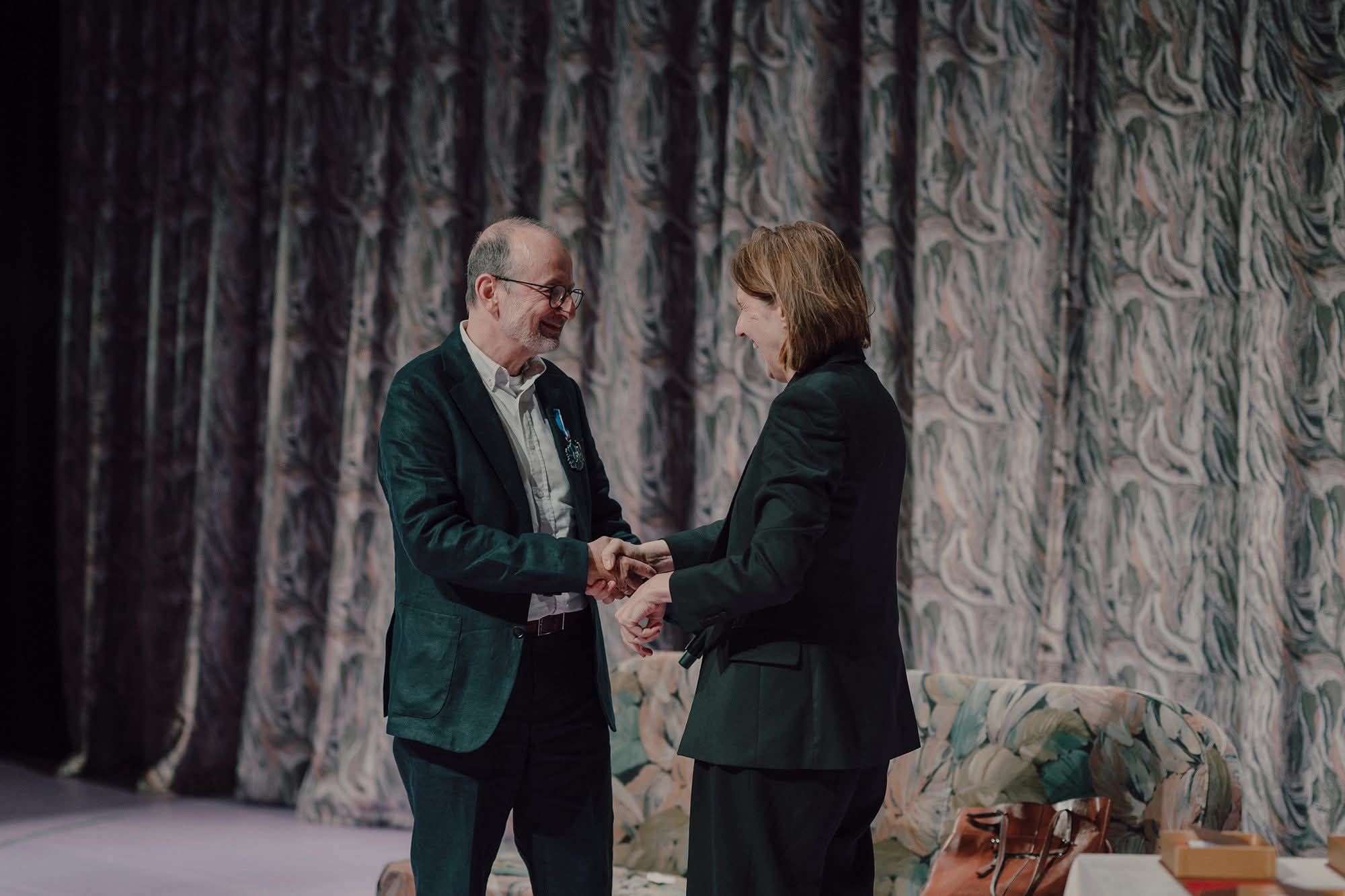 Dyrektor Paweł Łysak przyjmuje medal z rąk Ministry Kultury i Dziedzictwa Narodowego Hanny Wróblewskiej 