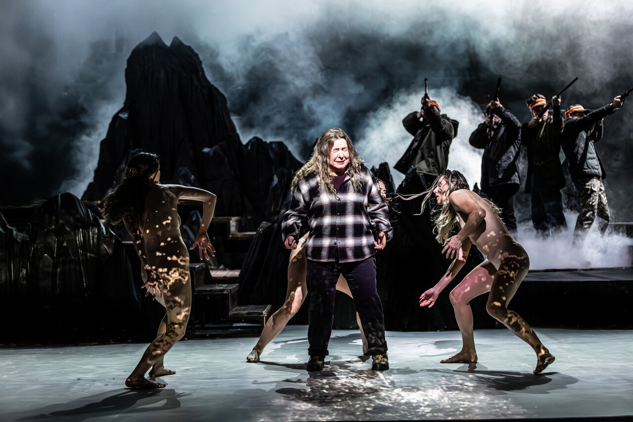 zdjęcie ze spektaklu „Prowadź swój pług przez kości umarłych. Fot. Natalia Kabanow