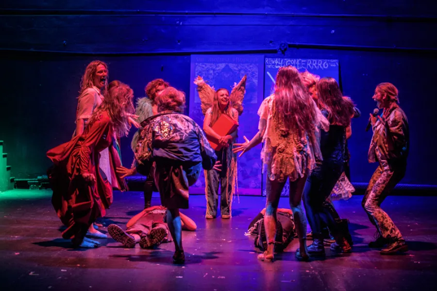 zdjęcie ze spektaklu Ustawienia ze Świętymi, czyli rozmowy obrazów, fot.  Greg Noo-Wak