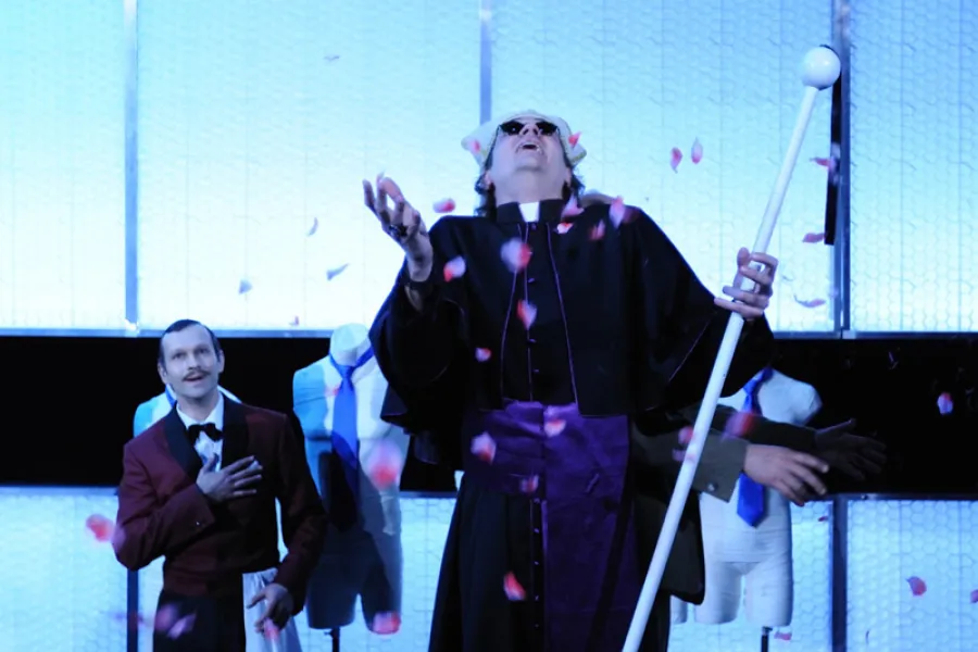 zdjęcie ze spektaklu Stara kobieta wysiaduje, fot. Greg Noo-Wak 