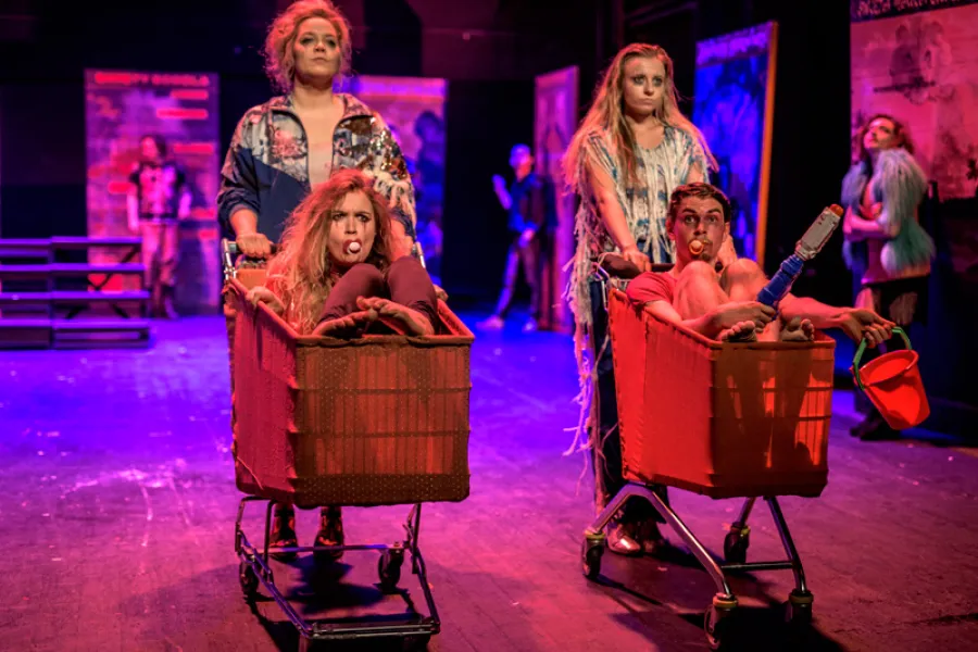 zdjęcie ze spektaklu Ustawienia ze Świętymi, czyli rozmowy obrazów, fot.  Greg Noo-Wak