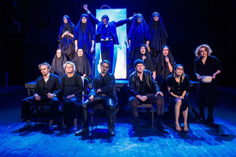 zdjęcie ze spektaklu Ustawienia ze Świętymi, czyli rozmowy obrazów, fot.  Greg Noo-Wak