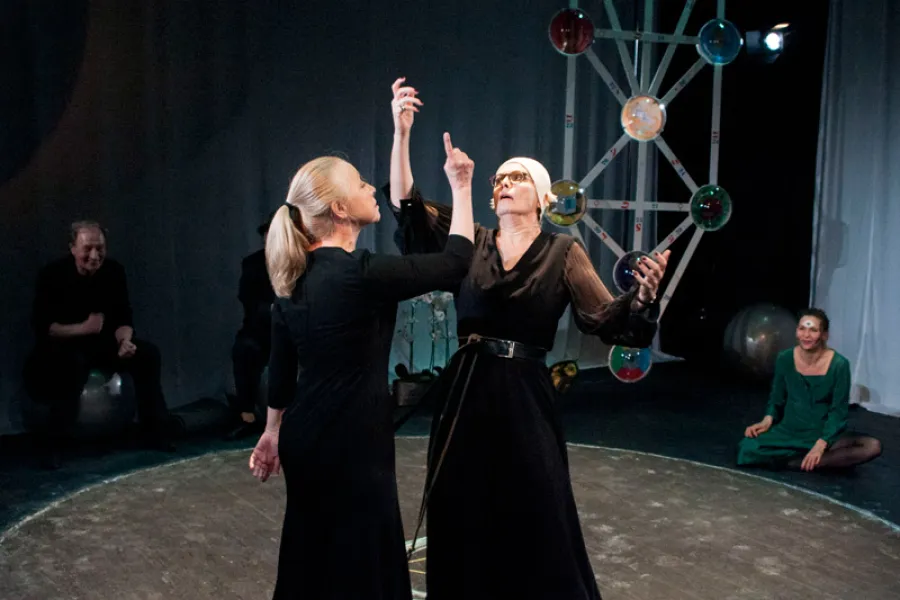 zdjęcie ze spektaklu Śmierć siedzi na gruszy i się nie ruszy, fot. Marcin Nowak