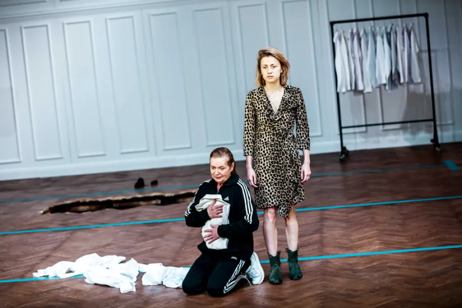 zdjęcie ze spektaklu Plac bohaterów, fot. Krzysztof Bieliński