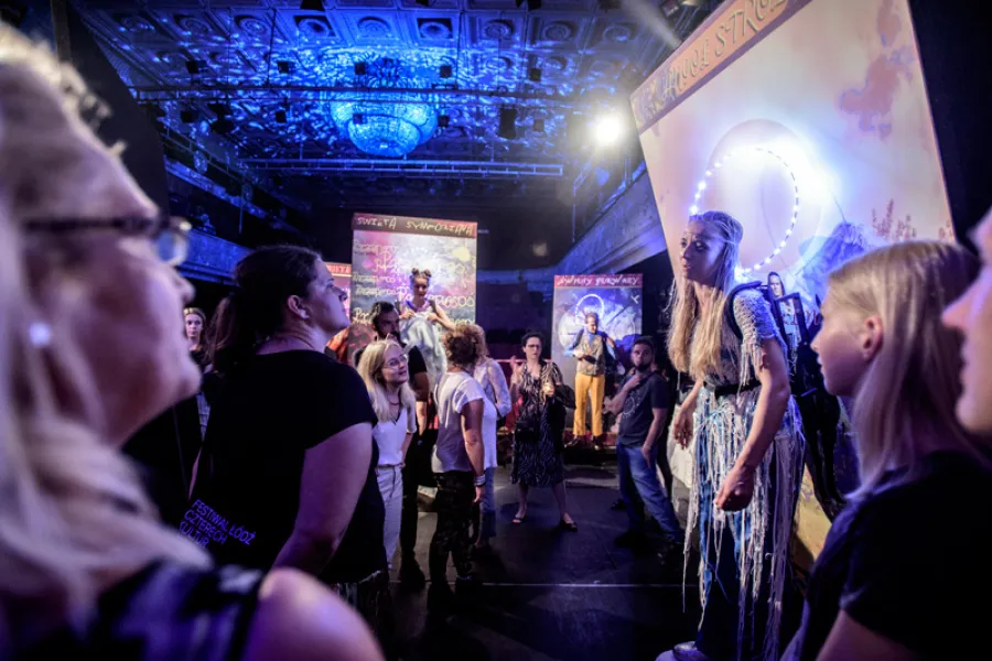 zdjęcie ze spektaklu Ustawienia ze Świętymi, czyli rozmowy obrazów, fot.  Greg Noo-Wak