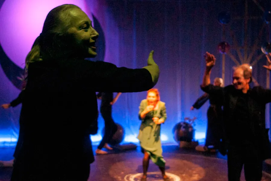 zdjęcie ze spektaklu Śmierć siedzi na gruszy i się nie ruszy, fot. Marcin Nowak