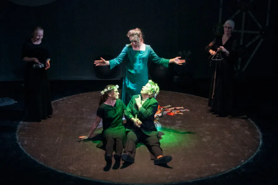 zdjęcie ze spektaklu Śmierć siedzi na gruszy i się nie ruszy, fot. Marcin Nowak