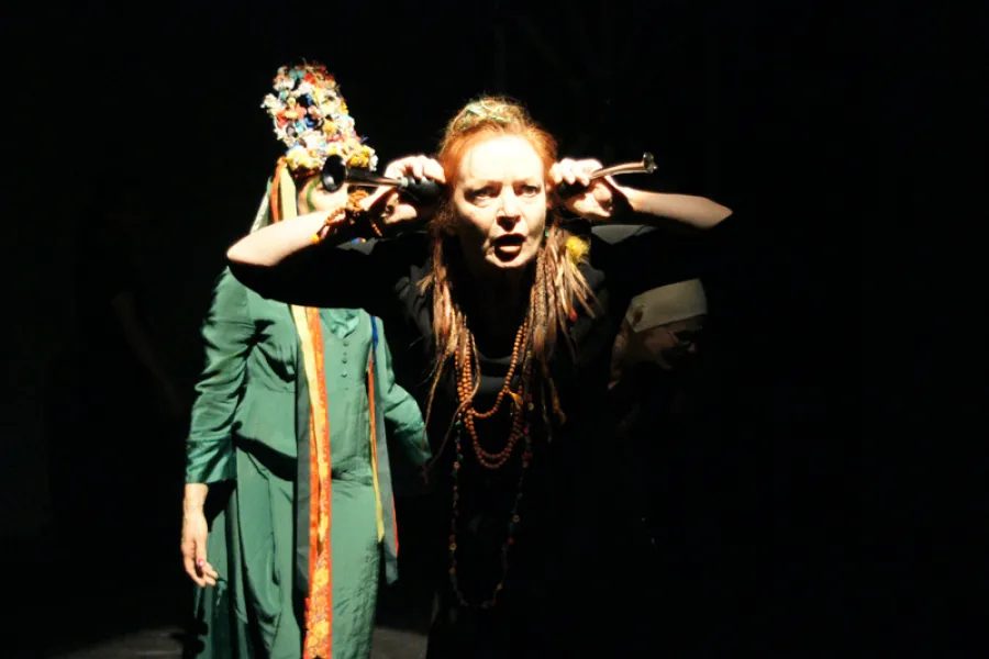 zdjęcie ze spektaklu Śmierć siedzi na gruszy i się nie ruszy, fot. Marcin Nowak