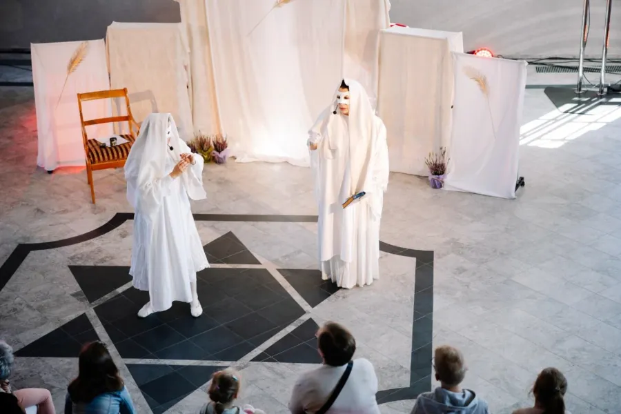 Zdjęcie ze spektaklu O tym który spadł z nieba - bajka 