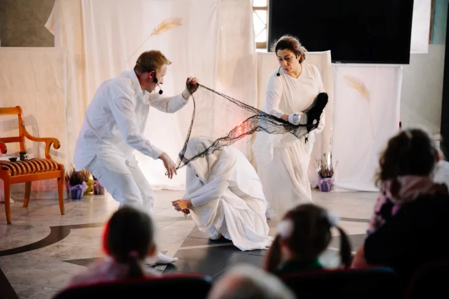 Zdjęcie ze spektaklu O tym który spadł z nieba - bajka 