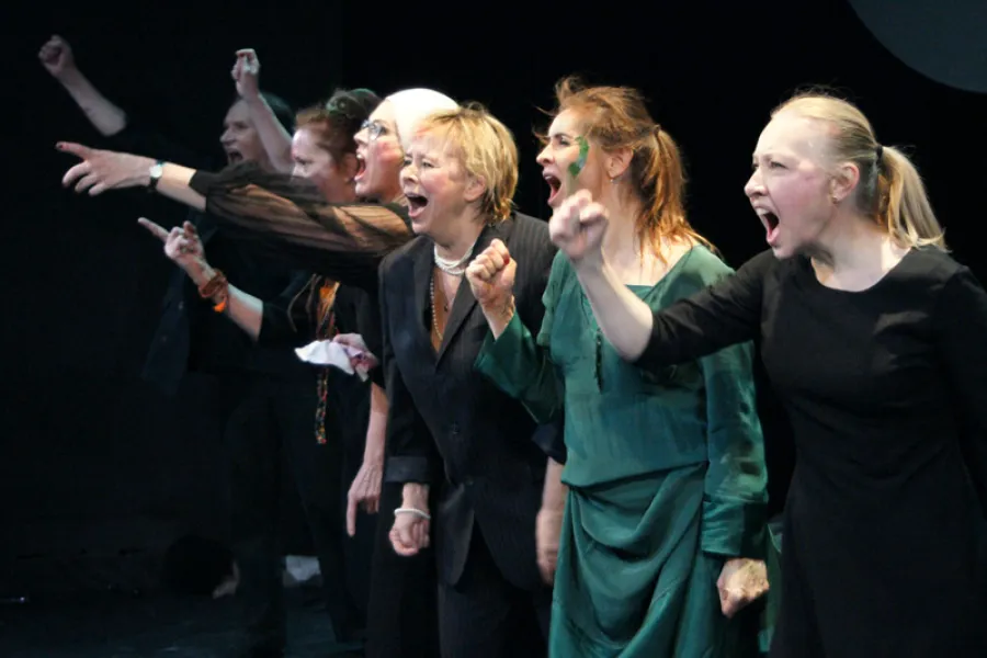 zdjęcie ze spektaklu Śmierć siedzi na gruszy i się nie ruszy, fot. Marcin Nowak