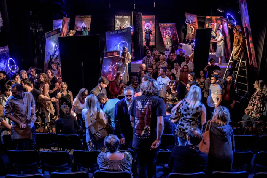 zdjęcie ze spektaklu Ustawienia ze Świętymi, czyli rozmowy obrazów, fot.  Greg Noo-Wak