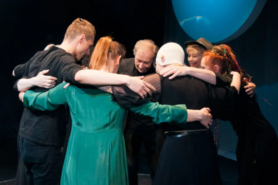 zdjęcie ze spektaklu Śmierć siedzi na gruszy i się nie ruszy, fot. Marcin Nowak