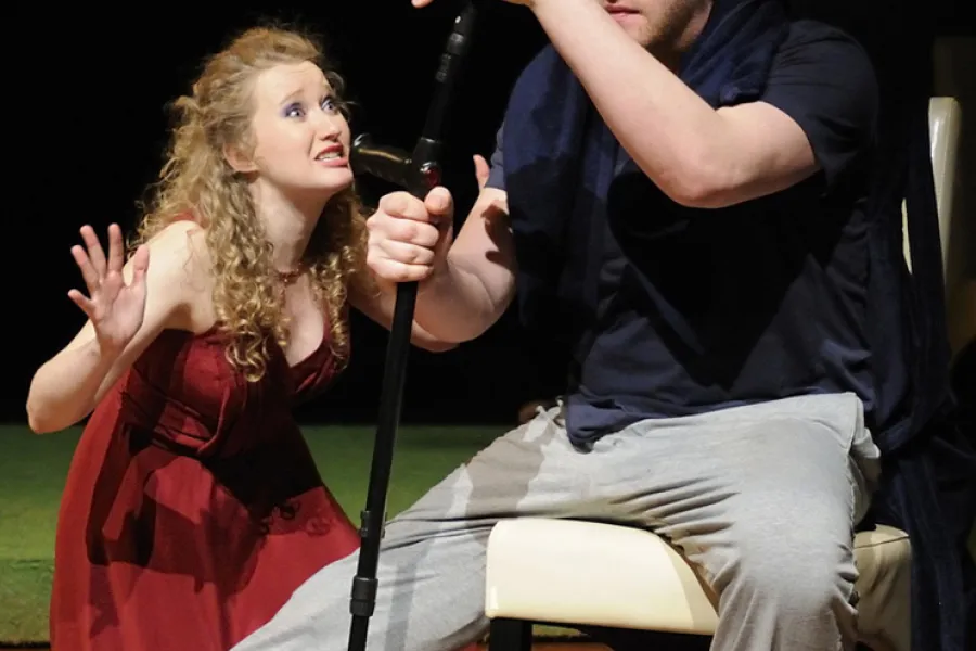 zdjęcie ze spektaklu Kotka na rozpalonym blaszanym dachu, fot. Greg Noo-Wak 