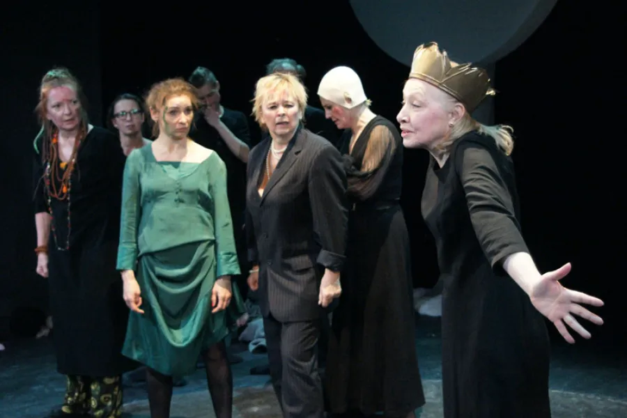 zdjęcie ze spektaklu Śmierć siedzi na gruszy i się nie ruszy, fot. Marcin Nowak