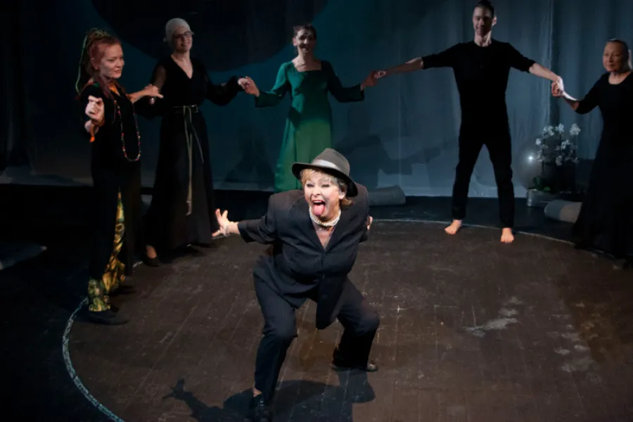 zdjęcie ze spektaklu Śmierć siedzi na gruszy i się nie ruszy, fot. Marcin Nowak