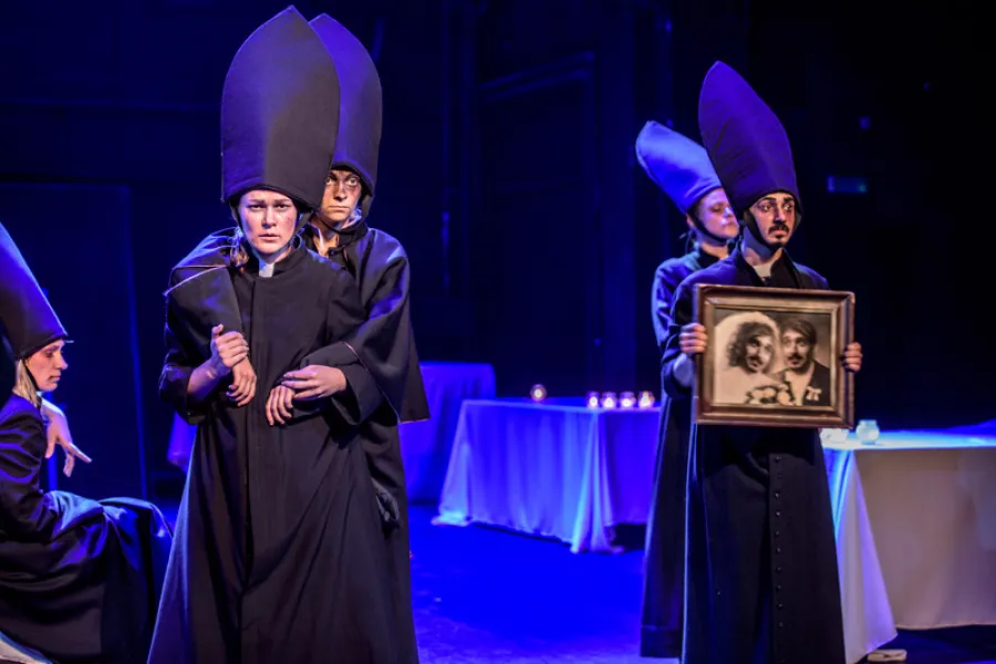 zdjęcie ze spektaklu Ustawienia ze Świętymi, czyli rozmowy obrazów, fot.  Greg Noo-Wak