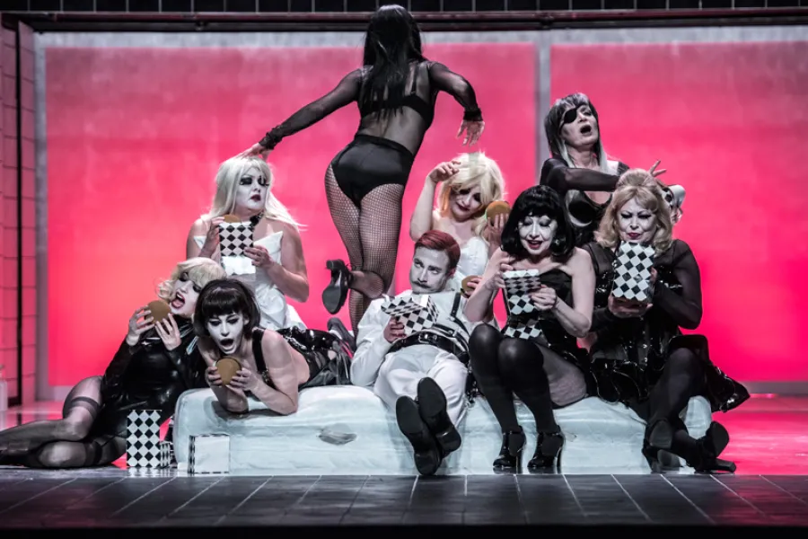 zdjęcie ze spektaklu Opera za trzy grosze, fot. Greg Noo-Wak 