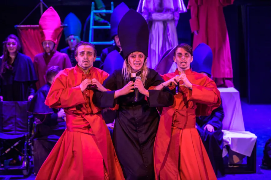 zdjęcie ze spektaklu Ustawienia ze Świętymi, czyli rozmowy obrazów, fot.  Greg Noo-Wak