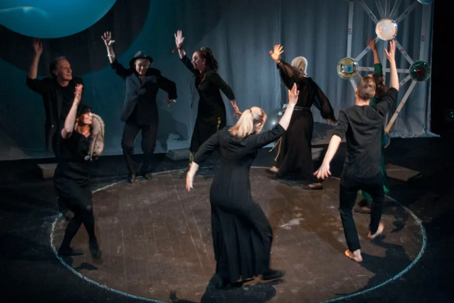 zdjęcie ze spektaklu Śmierć siedzi na gruszy i się nie ruszy, fot. Marcin Nowak