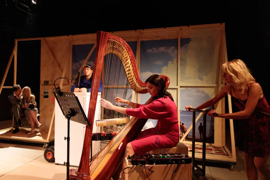 zdjęcie do spektaklu Listy na (nie)wyczerpanym papierze, fot. Andrzej Wencel