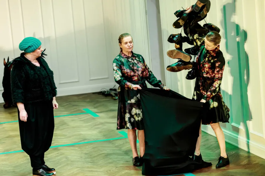 zdjęcie ze spektaklu Plac bohaterów, fot. Krzysztof Bieliński