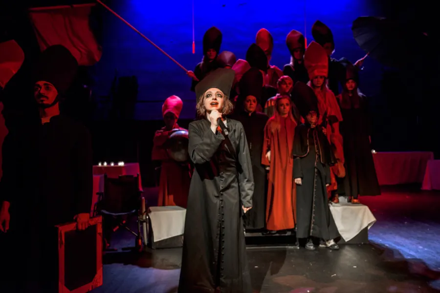 zdjęcie ze spektaklu Ustawienia ze Świętymi, czyli rozmowy obrazów, fot.  Greg Noo-Wak