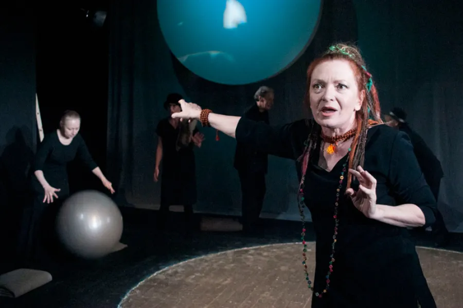 zdjęcie ze spektaklu Śmierć siedzi na gruszy i się nie ruszy, fot. Marcin Nowak