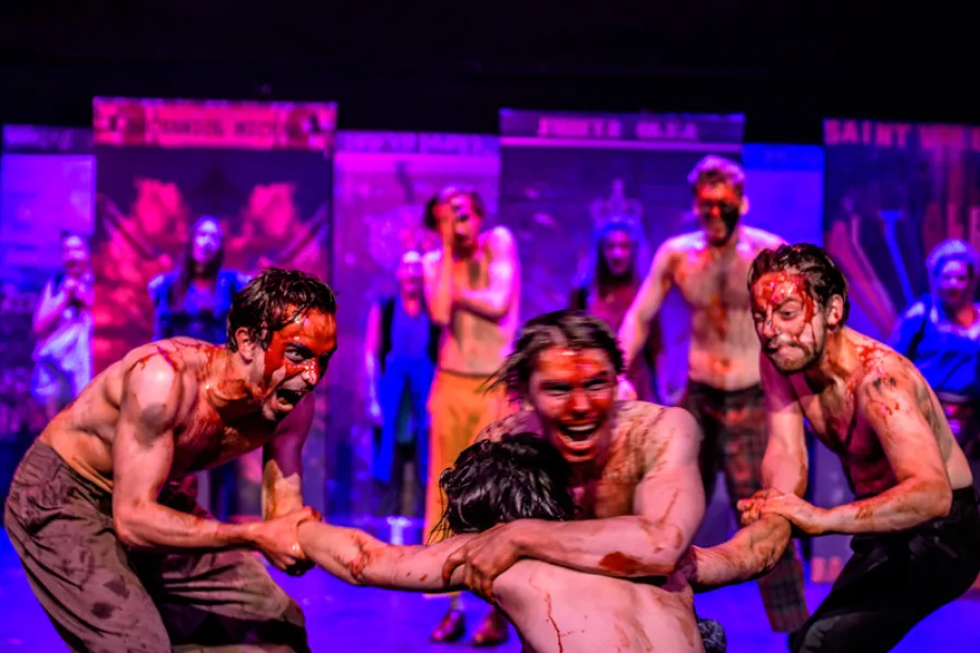 zdjęcie ze spektaklu Ustawienia ze Świętymi, czyli rozmowy obrazów, fot.  Greg Noo-Wak