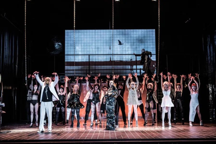 zdjęcie ze spektaklu Opera za trzy grosze, fot. Greg Noo-Wak 