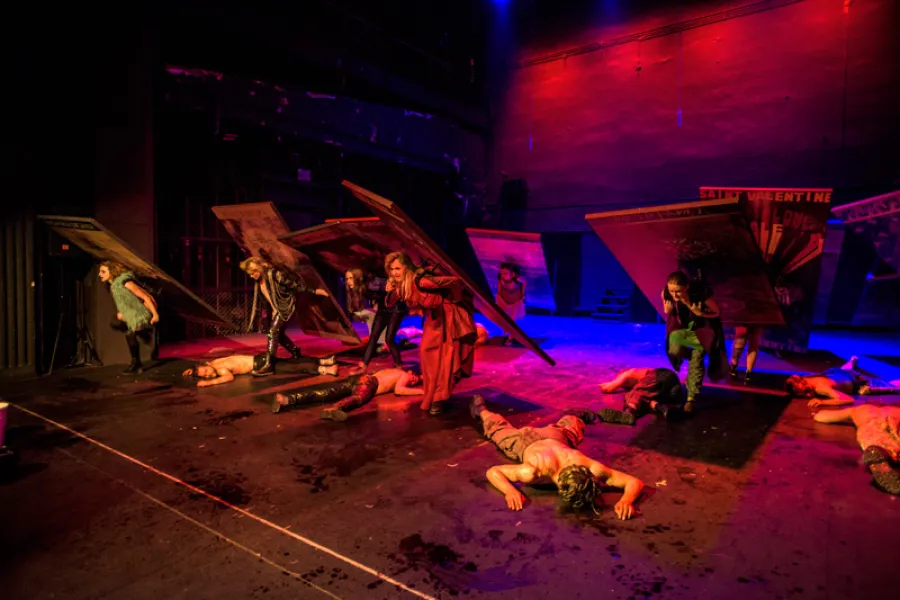 zdjęcie ze spektaklu Ustawienia ze Świętymi, czyli rozmowy obrazów, fot.  Greg Noo-Wak