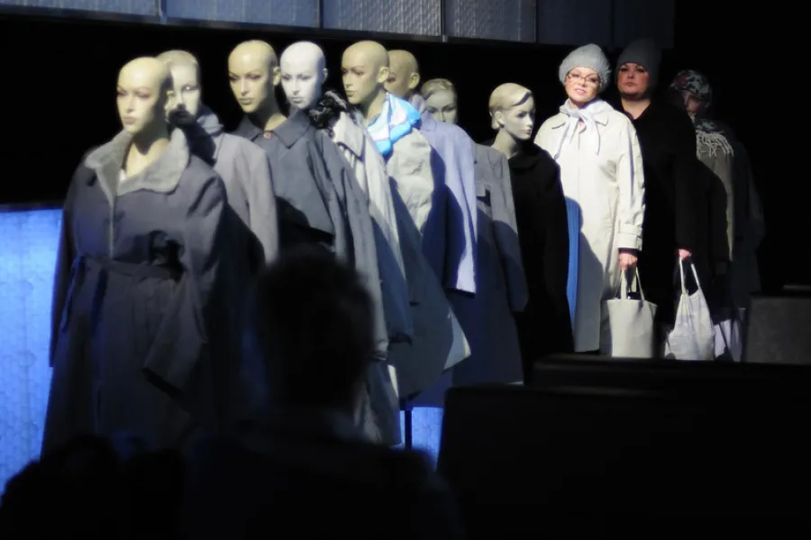 zdjęcie ze spektaklu Stara kobieta wysiaduje, fot. Greg Noo-Wak 