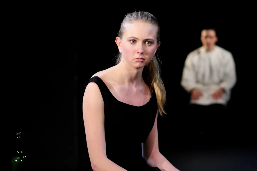 zdjęcie ze spektaklu Barbelo, o psach i dzieciach, fot. Greg Noo-Wak