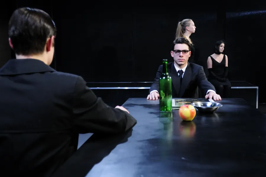 zdjęcie ze spektaklu Barbelo, o psach i dzieciach, fot. Greg Noo-Wak