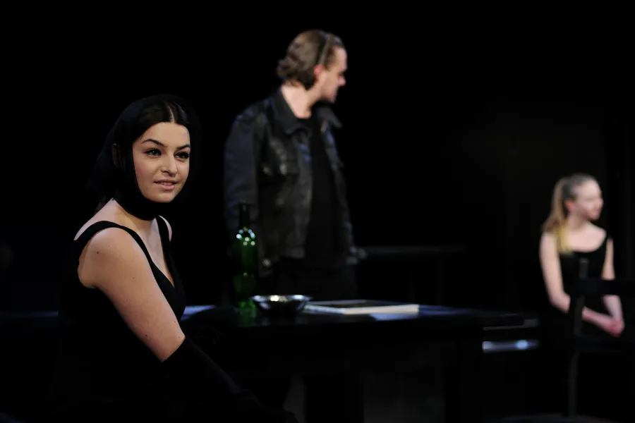 zdjęcie ze spektaklu Barbelo, o psach i dzieciach, fot. Greg Noo-Wak