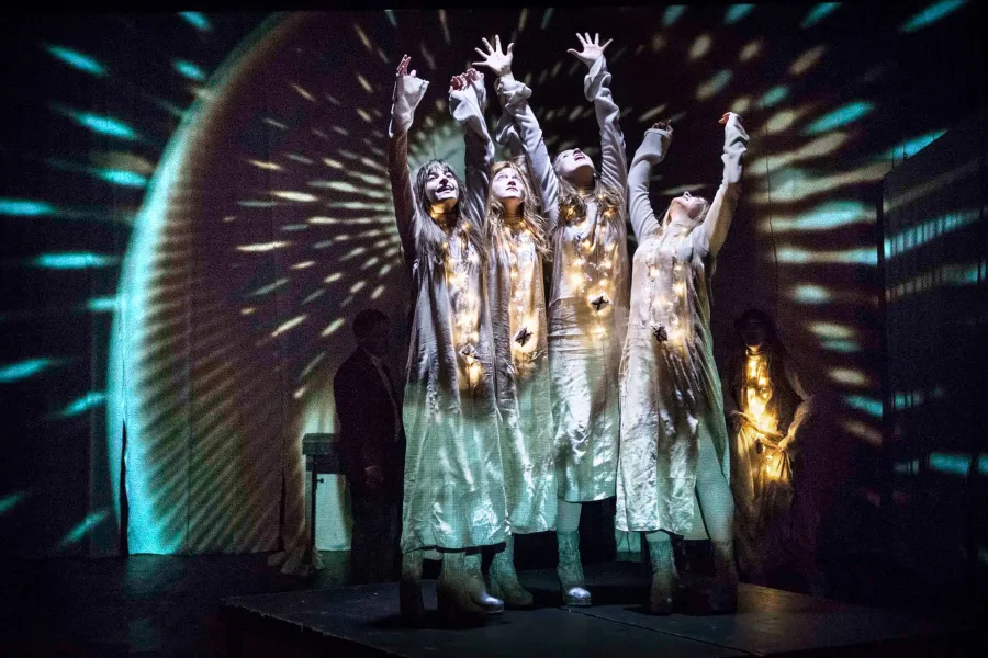 zdjęcie ze spektaklu Czarownice z Salem, fot. Magda Hueckel 