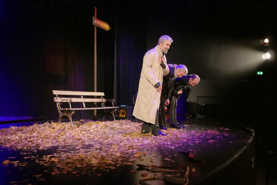 zdjęcie przedstawia kłaniających się artystów po zakończonym spektaklu. 