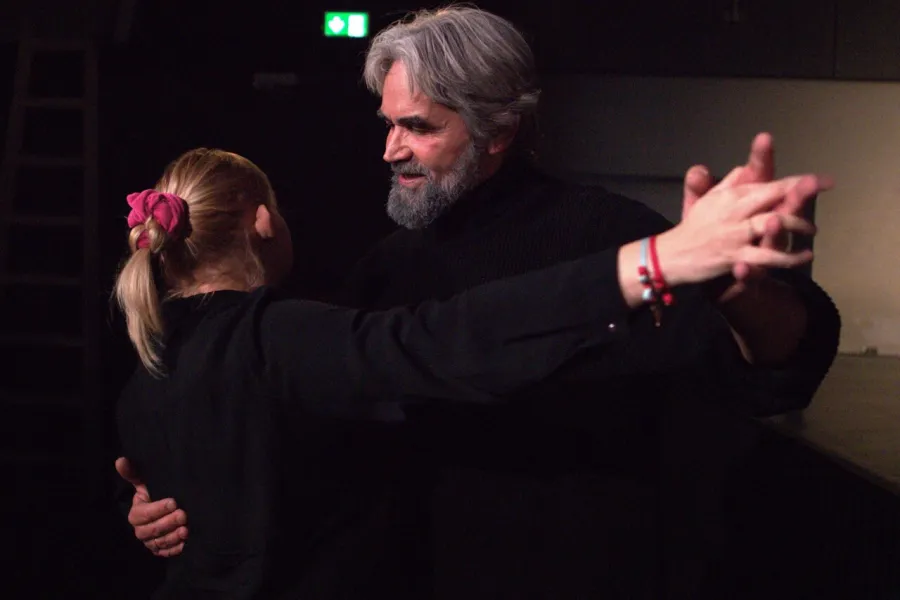 Zdjęcie przedstawia aktora Dariusza Bereskiego tańczącego z kobietą.