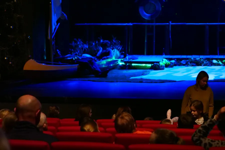 zdjęcie przedstawia scenę przed rozpoczęciem przedstawienia, publiczność gromadzi się na sali