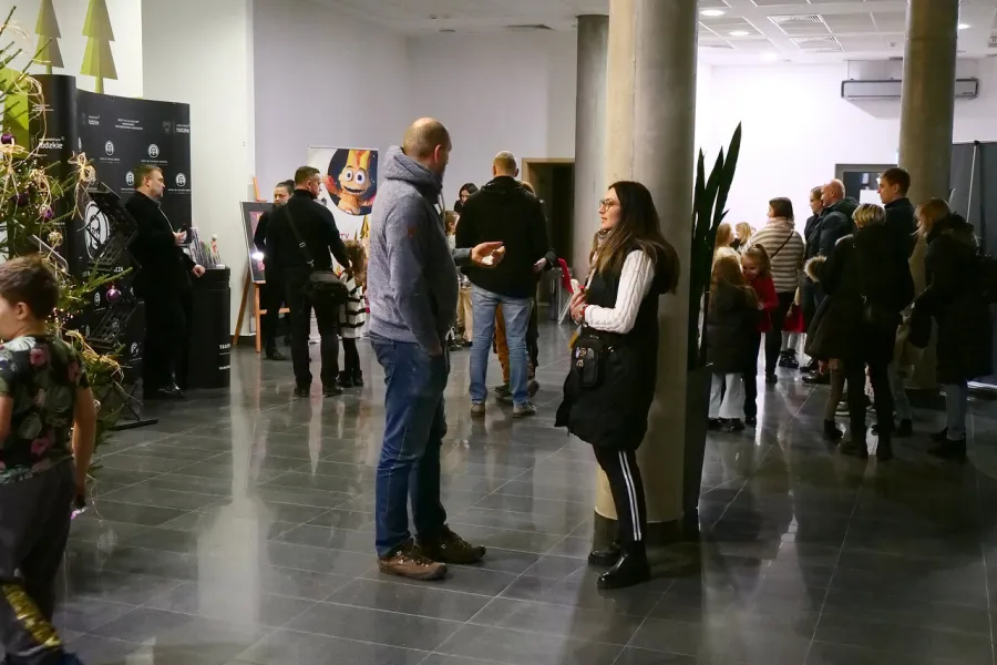 zdjęcie przedstawia widzów oczekujących na wejście na salę teatralną, na foyer w Miejskim Centrum Kultury w Bełchatowie 