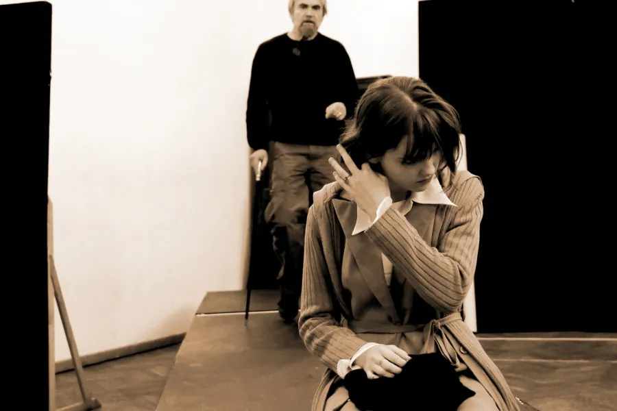 zdjęcie przestawia dwoje aktorów: Dariusza Bereskiego i Szantal Strzelińską. Aktorka siedzi na podeście, aktor w tle stoi nad nią.  