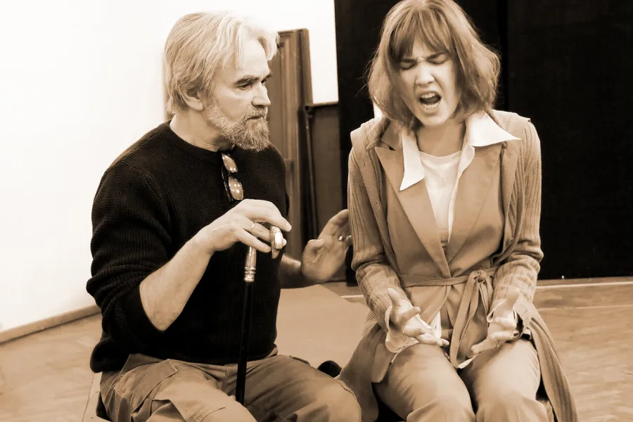 zdjęcie przestawia dwoje aktorów: Dariusza Bereskiego i Szantal Strzelińską siedzących na podeście w sali prób 