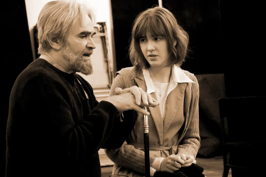 zdjęcie przestawia dwoje aktorów: Dariusza Bereskiego i Szantal Strzelińską siedzących na podeście w sali prób 