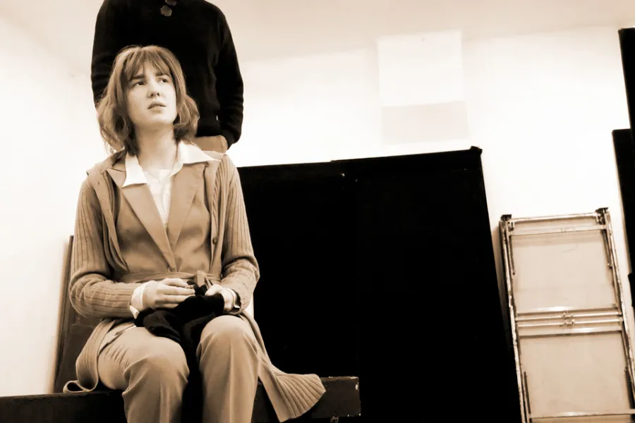 zdjęcie przestawia dwoje aktorów: Dariusza Bereskiego i Szantal Strzelińską. Aktorka siedzi na podeście, aktor stoi nad nią.  