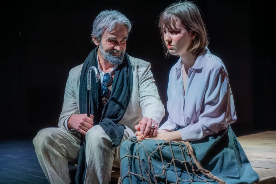 na zdjęciu dwoje aktorów Dariusz Bereski i Szantal Strzelińska siedzą na drewnianym pomoście. Dariusz Bereski trzyma rękę na kolanie aktorki. 