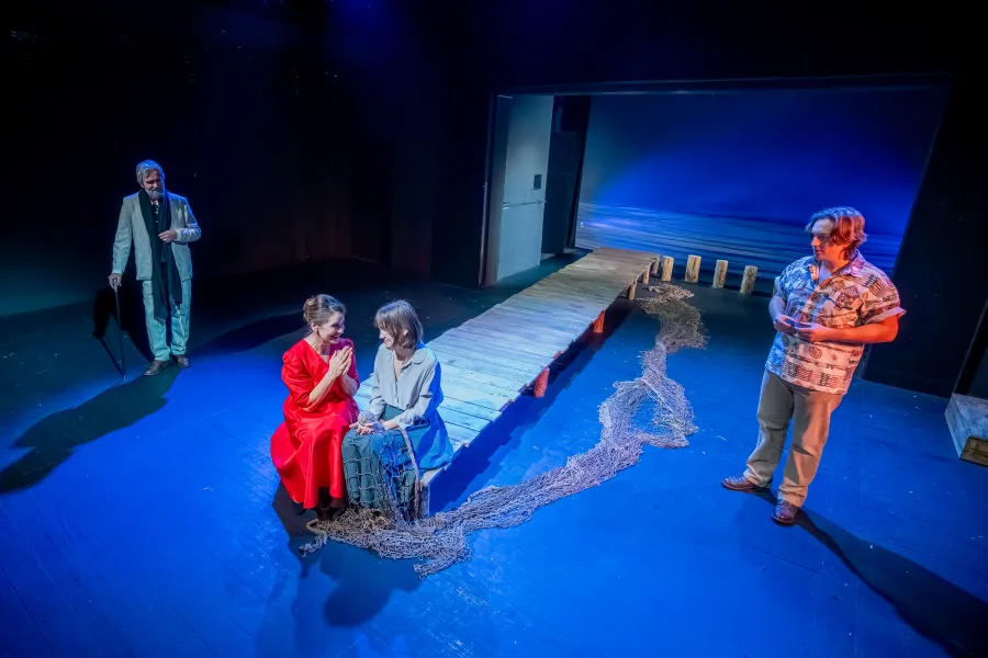 na zdjęciu od lewej stoi aktor Dariusz Bereski, na pomoście siedzą dwie aktorski Ewa Audykowska-Wiśniewska i Szantal Strzelińska, po prawej stronie stoi aktor Konrad Krupiński 