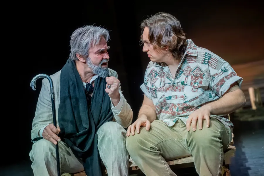 Dwoje aktorów Dariusz Bereski i Konrad Krupiński siedzą na pomoście i rozmawiają. 