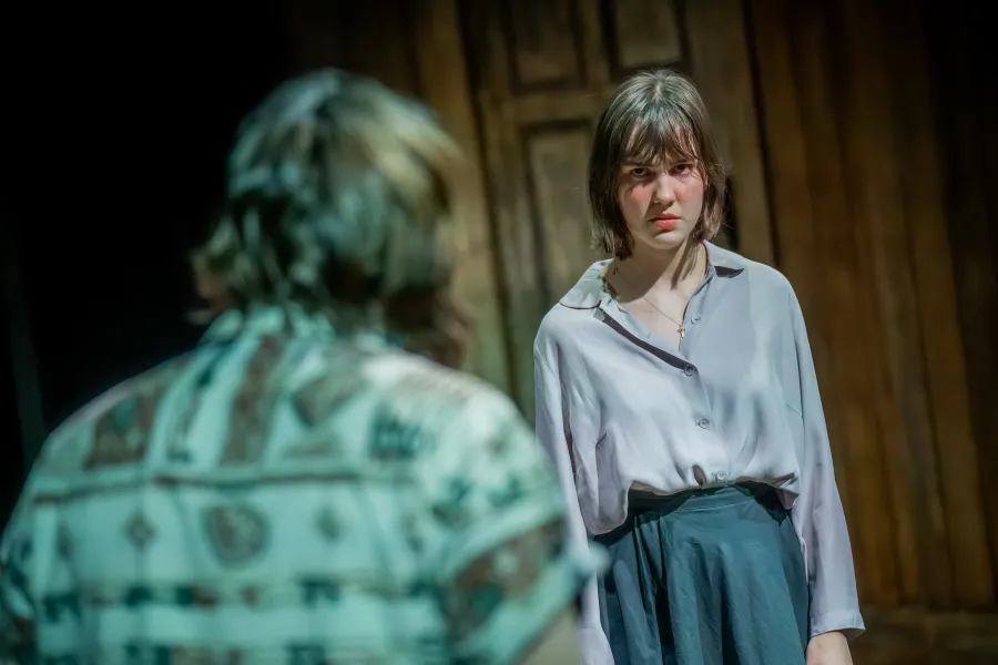 na zdjęciu tyłem do obiektywu jest aktor Konrad Krupiński, przed nim stoi aktorka Szantal Strzelińska. 