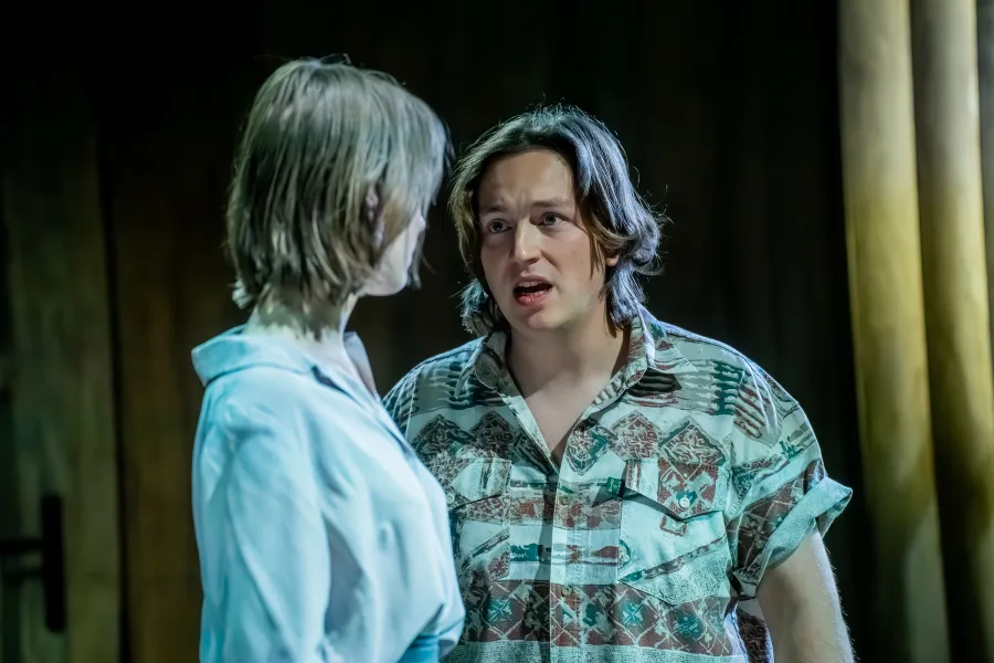 na zdjęciu aktorka Szantal Strzelińska jest odwrócona bokiem do obiektywu, w tle przodem stoi aktor Konrad Krupiński 