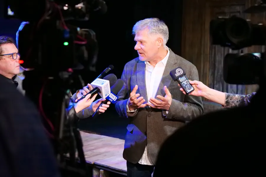 Zdjęcie z próby medialnej spektaklu „Zamiana". Na zdjęciu reżyser spektaklu Marek Pasieczny udziela wywiadu dziennikarzom. 